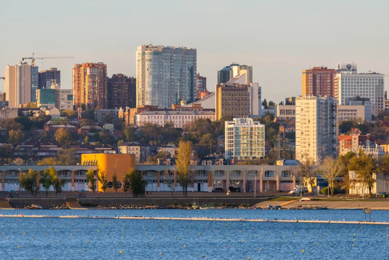 Панорамный вид на город Ростов-на-Дону в лучах заходящего солнца