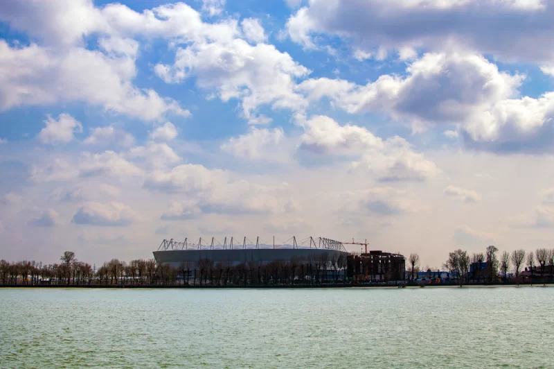 Футбольный стадион Ростов Арена на фоне живописного неба и реки