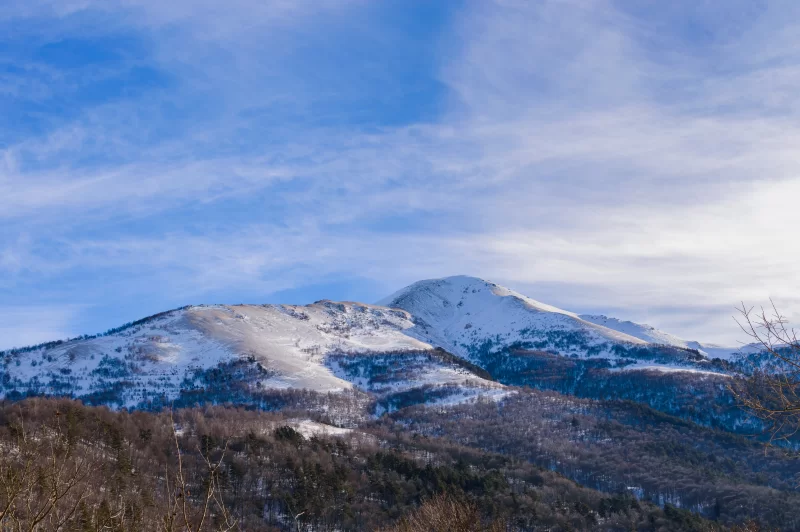 Зимние горы под голубым небом