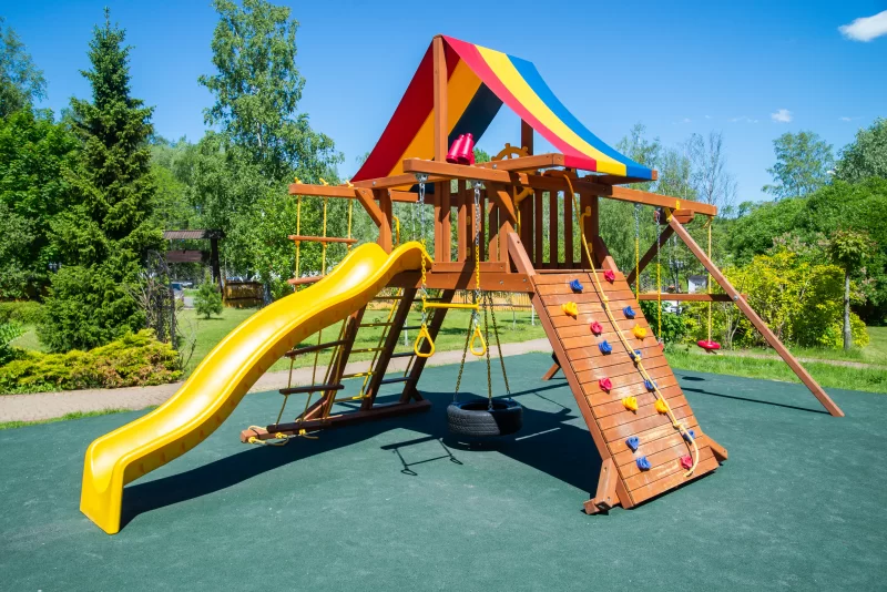Яркая детская игровая площадка в солнечный день