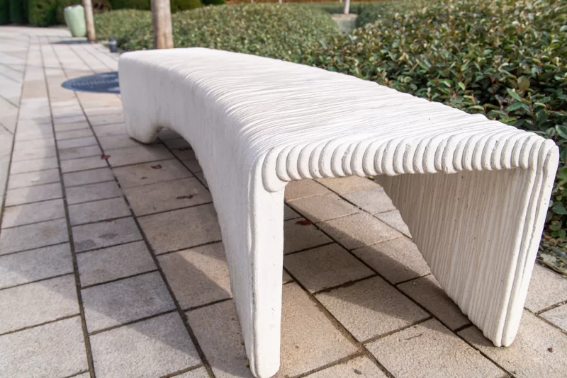 Современная белая скамейка в парке Галицкий, Краснодар