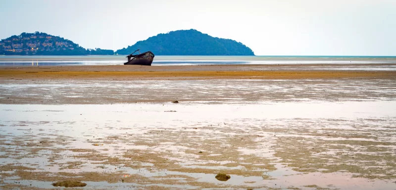 Старая лодка на высохшей морской равнине