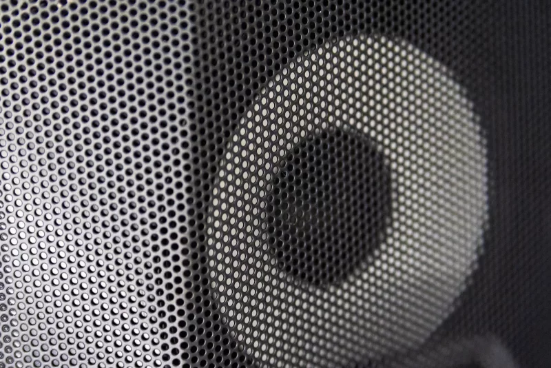 Металлическая решётка динамика с геометрическим узором