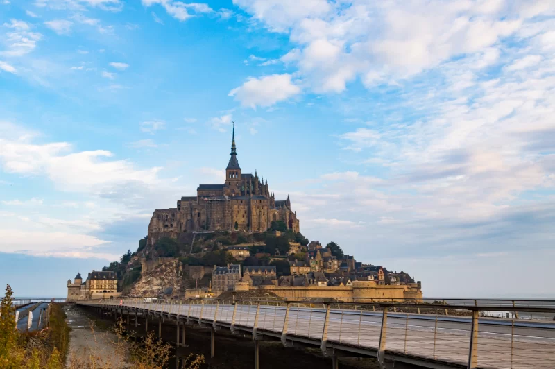Величественный Мон-Сен-Мишель: Замок на скале под голубым небом