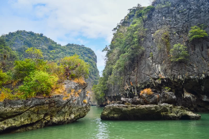 Карстовый пейзаж залива Панга