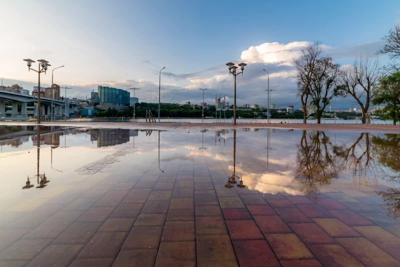 Отражение моста и неба в городском луже