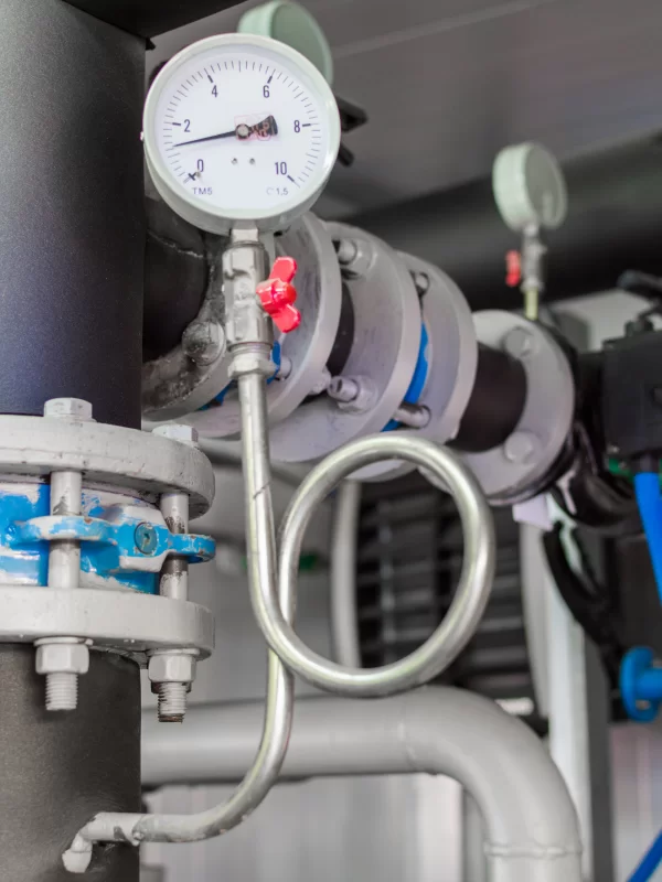 Промышленный манометр и трубопровод в системе