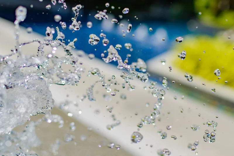 Freeze splashing droplets of water