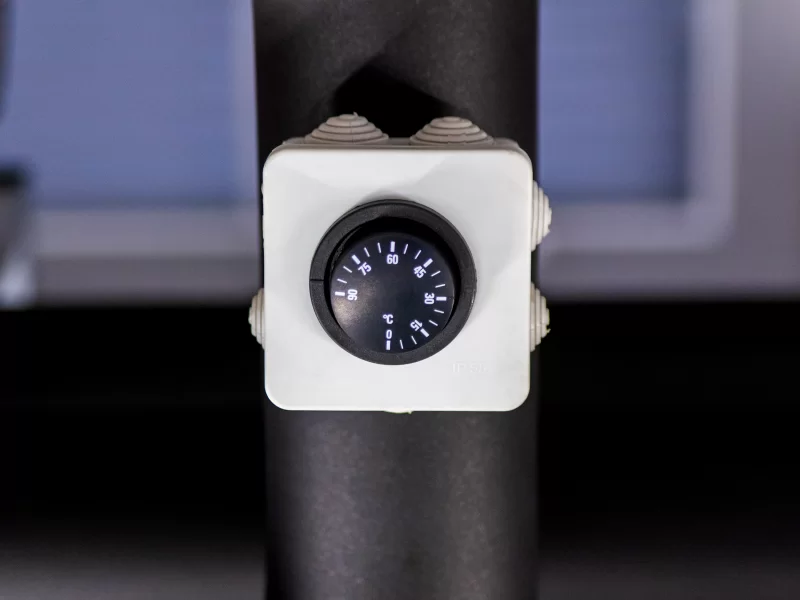 Термостат на трубе отопления