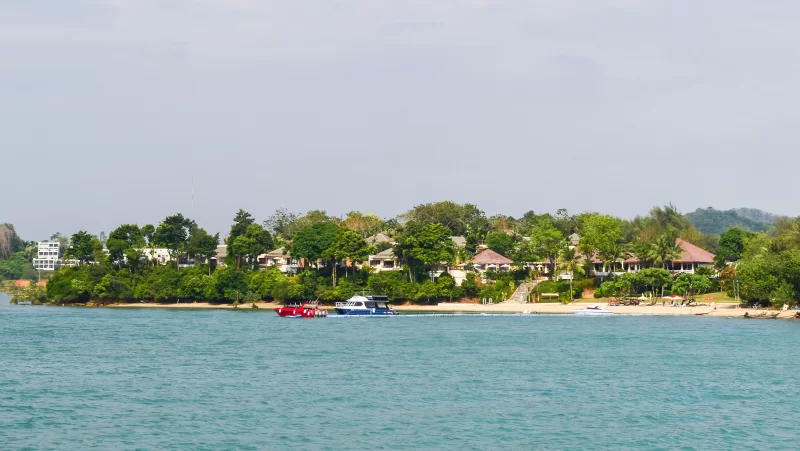Маленькие дома на берегу моря в Пхукете, Таиланд
