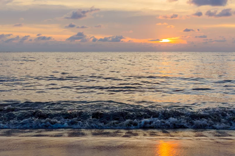 Золотой рассвет над волнами океана