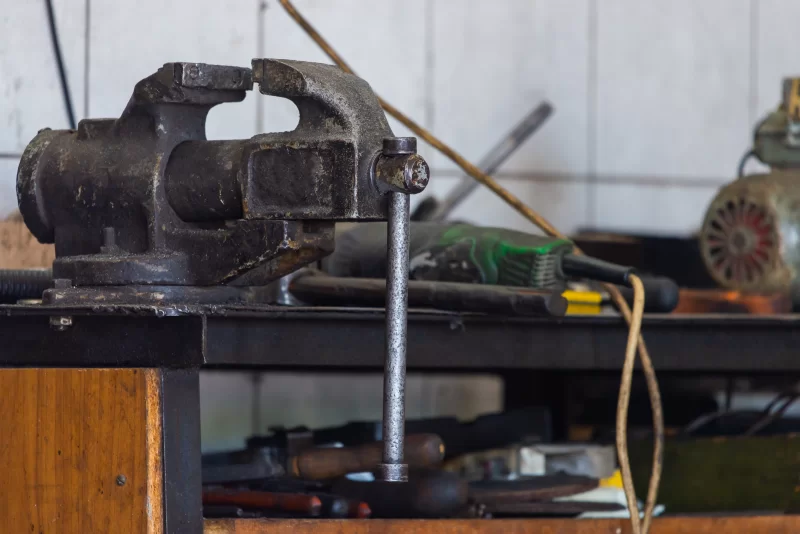 Струбцина на верстаке