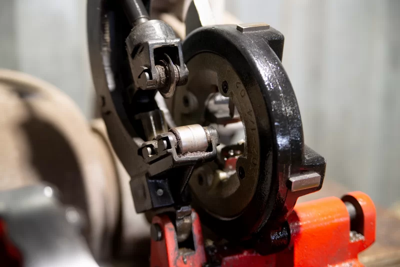 Детали промышленного оборудования: Резьбонарезной станок в работе