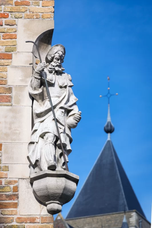 Скульптура Святого Мена на углу дома