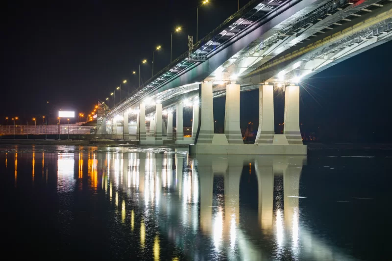 Ночной вид на подсвеченный мост