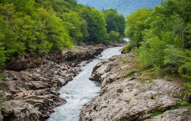 Горная река среди скал и зелени