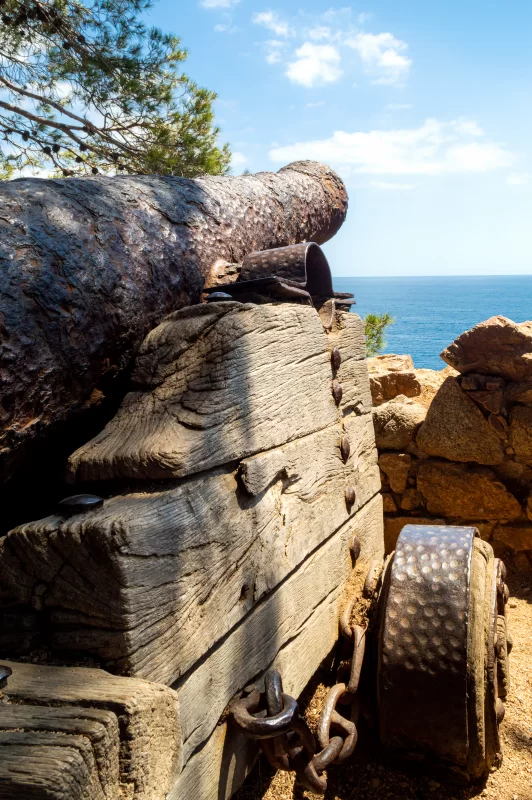 Старый орудие на береговой крепости