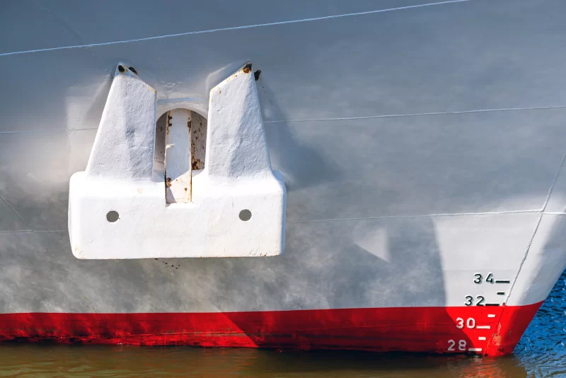 Близкий план якоря и шкалы осадки на корпусе корабля