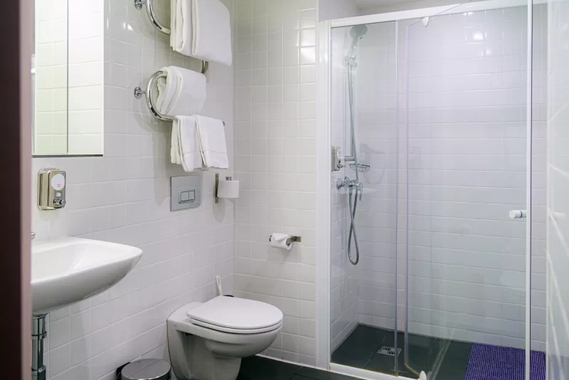 Современный и функциональный санузел с душевой кабиной