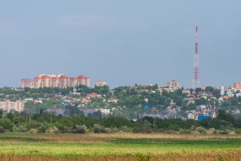 Панорама Ростова-на-Дону с зелёным полем и телевежей