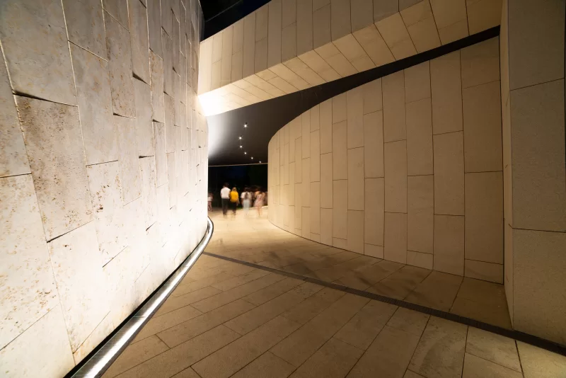 Современный архитектурный проход ночью