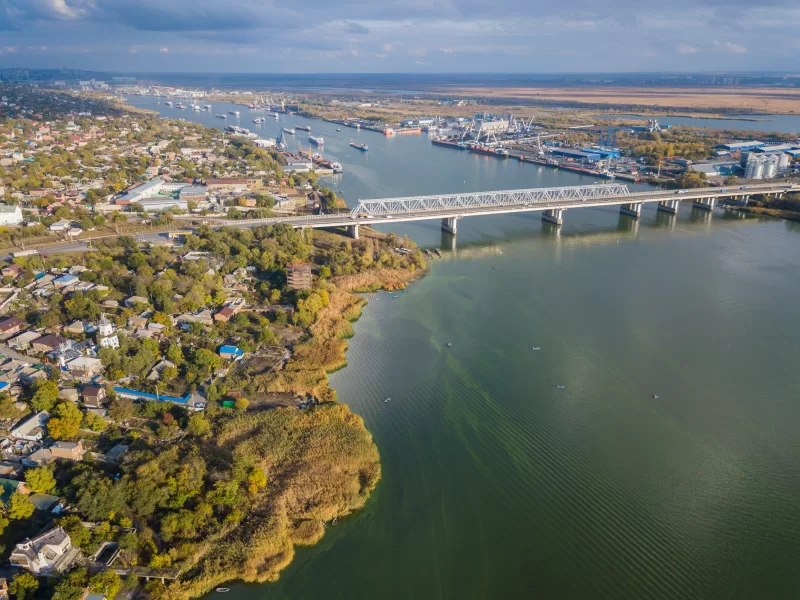 Автомобильно-железнодорожный мост через реку Дон в промышленной зоне