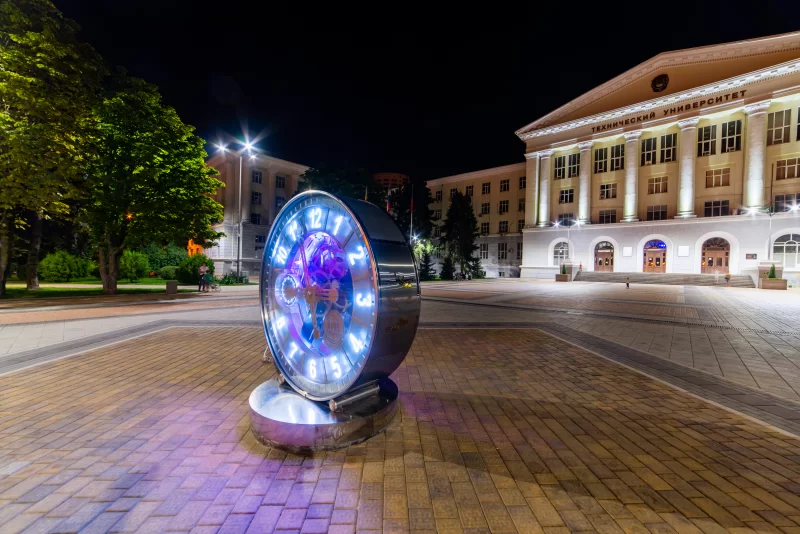 Квадрат с механическими часами