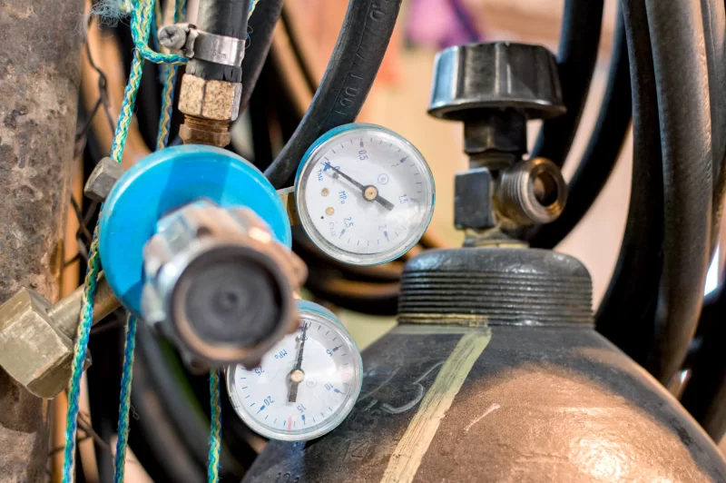 Детали сварочного оборудования: манометры и вентиль газового баллона