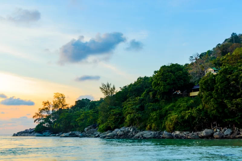 Закат над побережьем