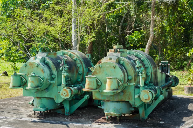 Ржавые промышленные двигатели в тропическом лесу