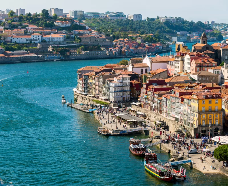 Панорамный вид с воздуха на набережную Порту