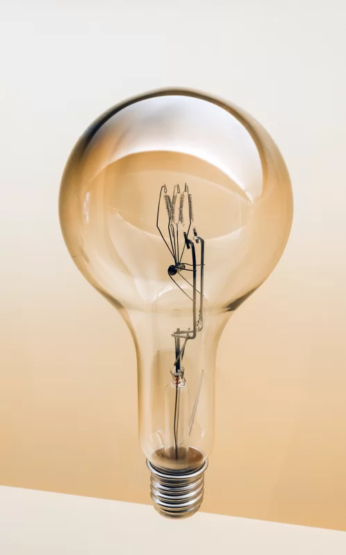 Крупный план винтажной лампы накаливания с танталом