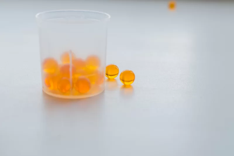 Витаминные капсулы в стакане: здоровье и забота о себе