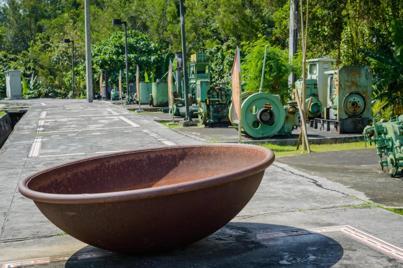 Ржавая металлическая миска перед старой горной техникой