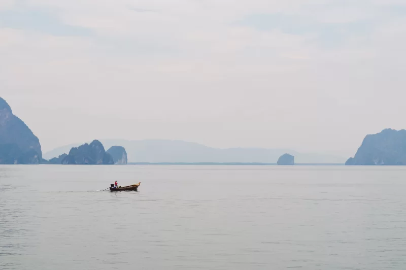 Одинокая длиннохвостая лодка в заливе Панг Нга