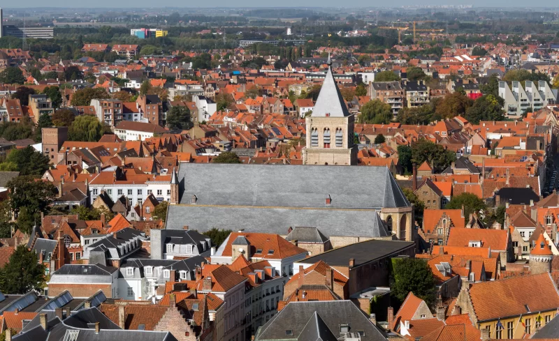 Панорамный вид на городской пейзаж Брюгге с башни