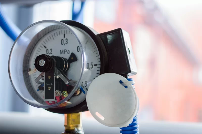 Промышленный манометр: точные измерения давления в деталях