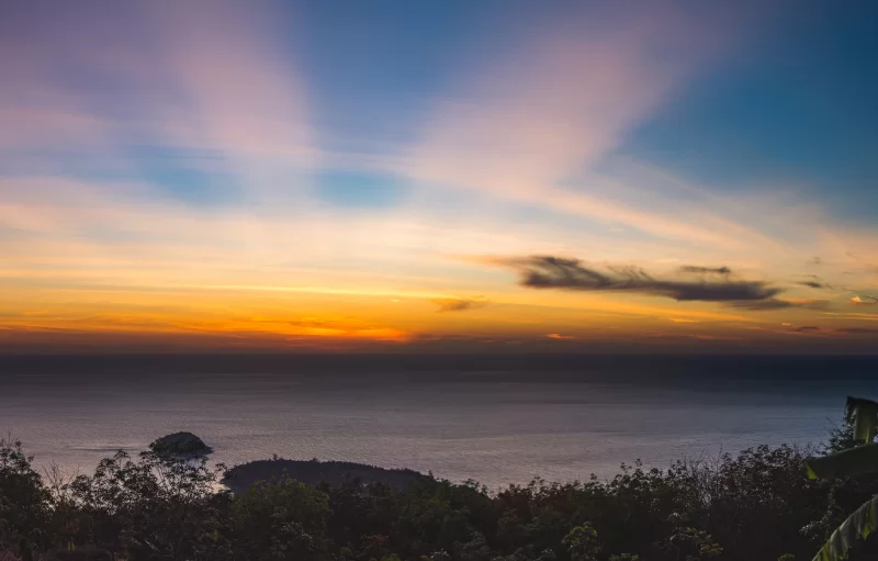 Спектакулярный закат над океаном с лучами света