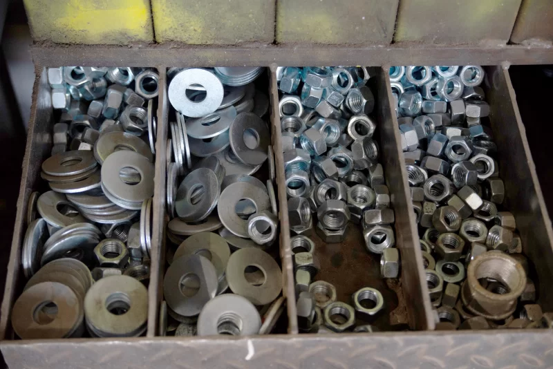 Сортировка крепежа: гайки и шайбы в ящике