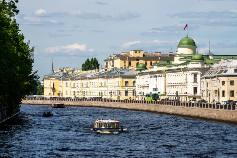 Санкт-Петербург: канал и исторические здания