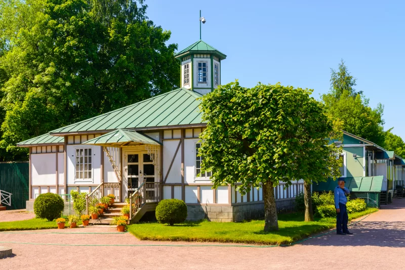 Усадебный дом и парк в солнечный день