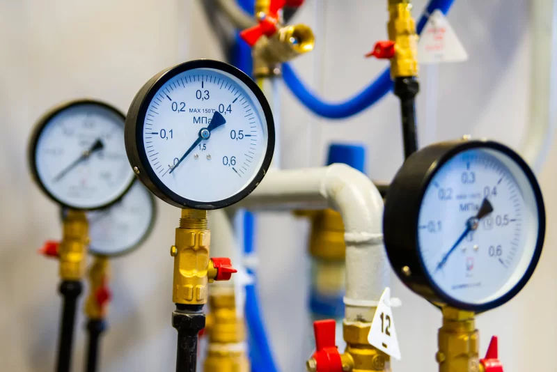Манометры и трубопровод