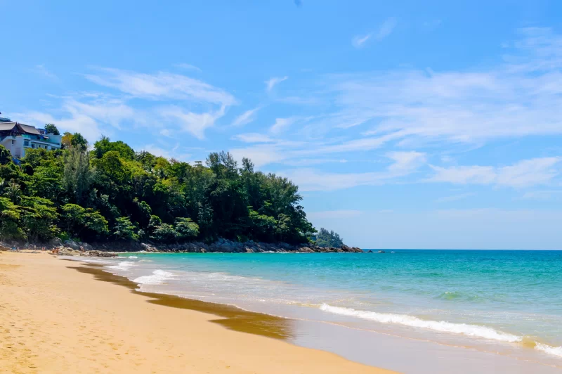 Красивый тропический пляж в Таиланде с бирюзовой водой и песчаным берегом