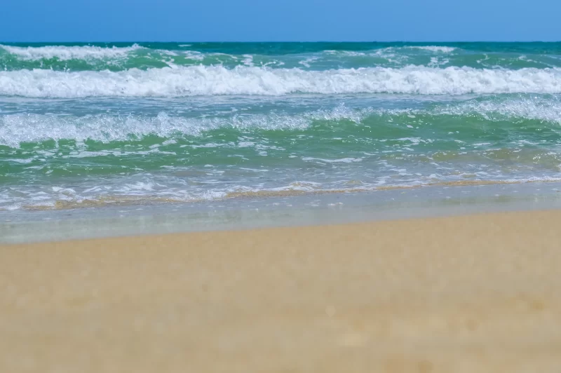 Волны в океане на песчаном пляже