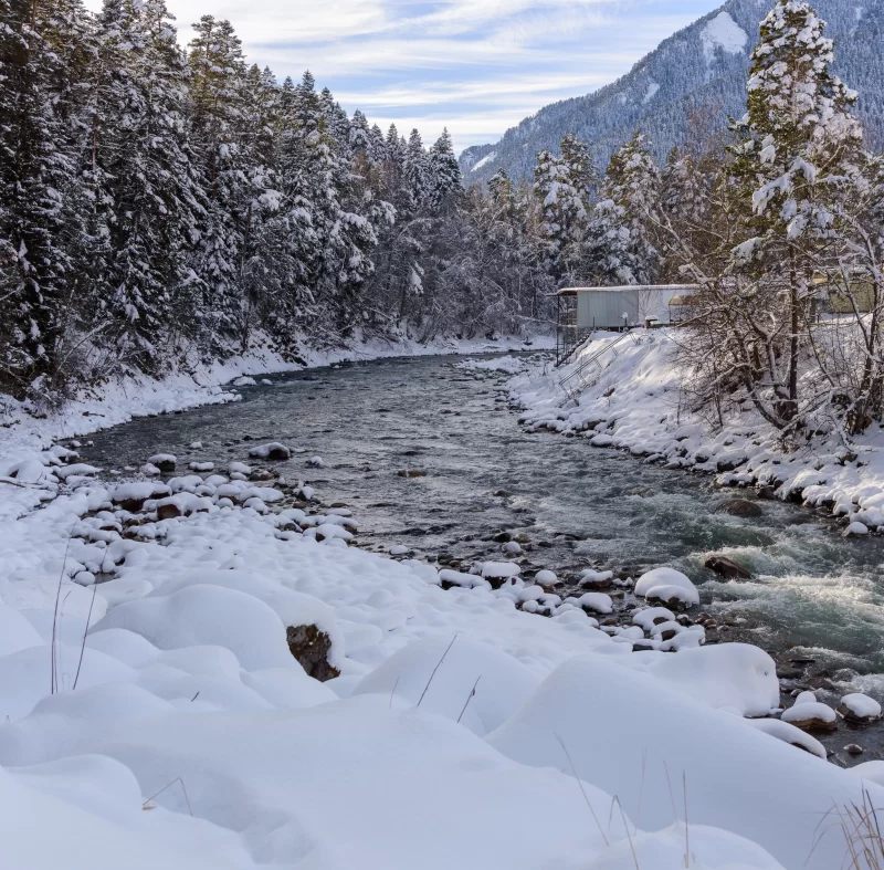 Зимняя река в заснеженном лесу