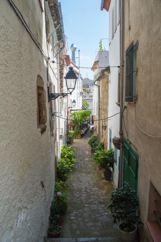 Узкая мощёная улица в старом городе Тоса-де-Мар