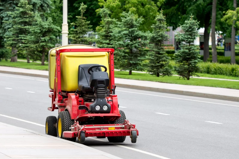 Газонокосилка на дороге