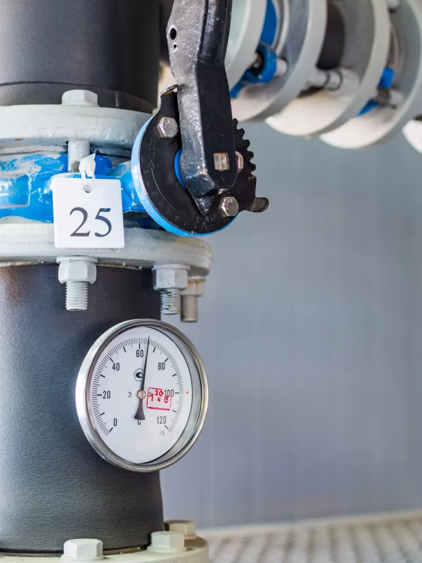 Детали промышленного оборудования: манометр и запорный вентиль