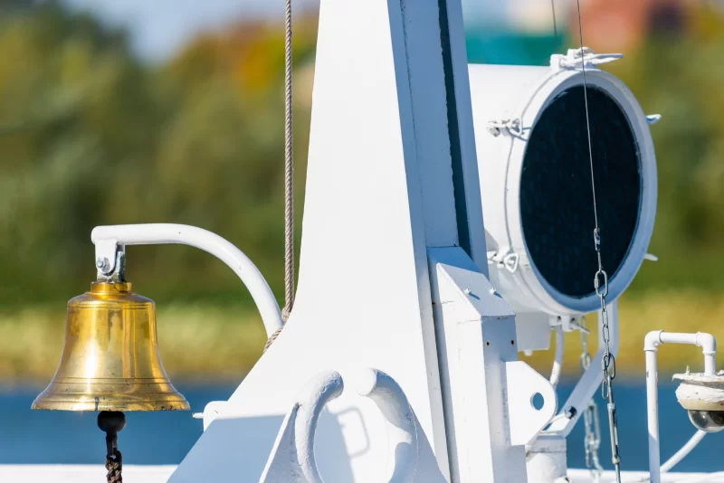 Звонок и сигнальный фонарь на корабле