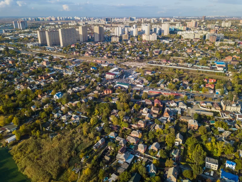 Вид на город с воздуха. Большие и маленькие дома в городе.